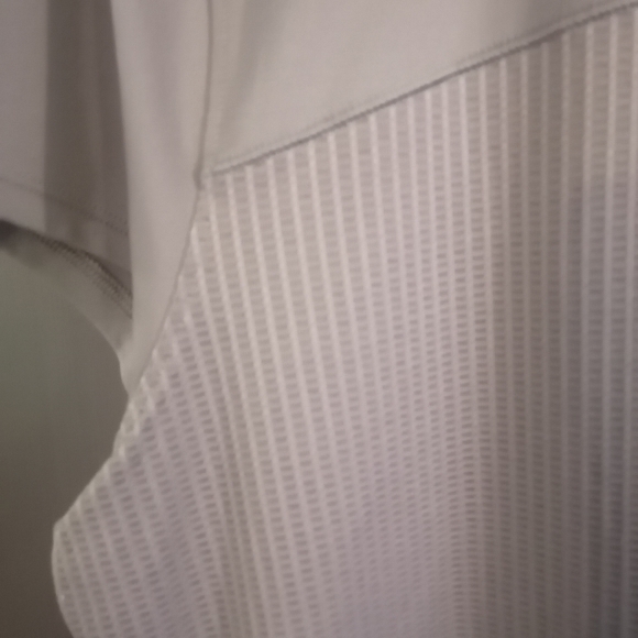 Under Armour ladies size L heat gear athletic shirt - Picture 4 of 6